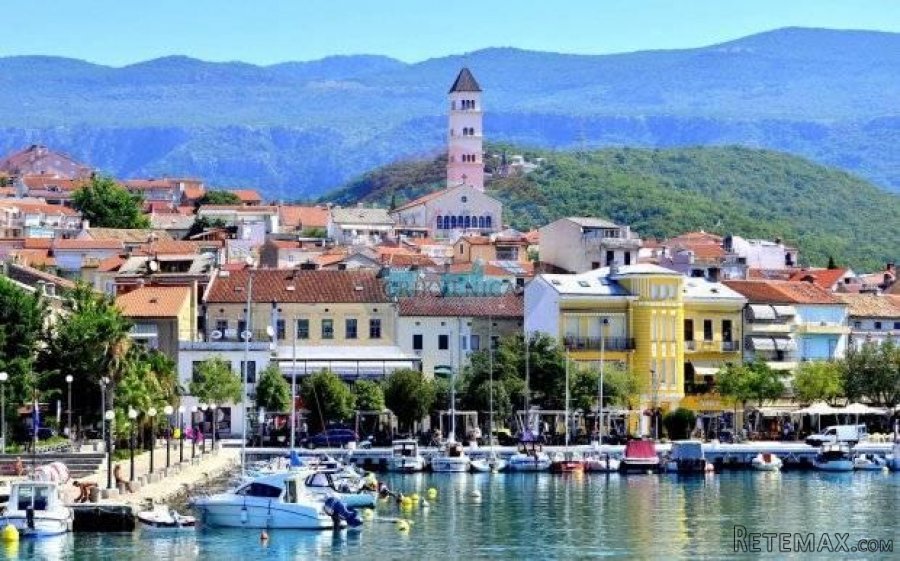 Crikvenica, kuća s dva stana i pp u centru