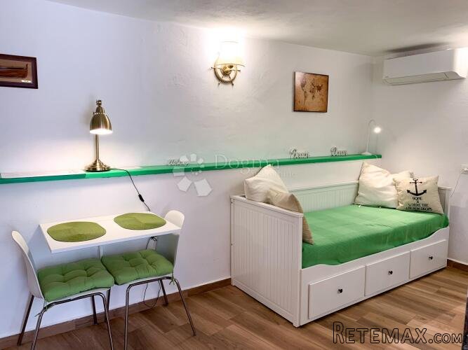 BAŠKA RENOVIRANA KAMENA KUĆA SA 2 APARTMANA