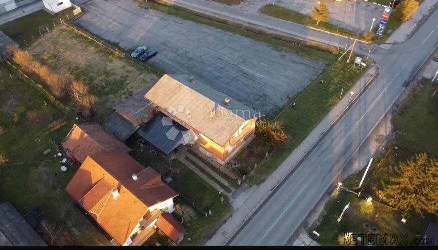 Prodaja kuće s pomoćnim objektom i velikom okućnicom