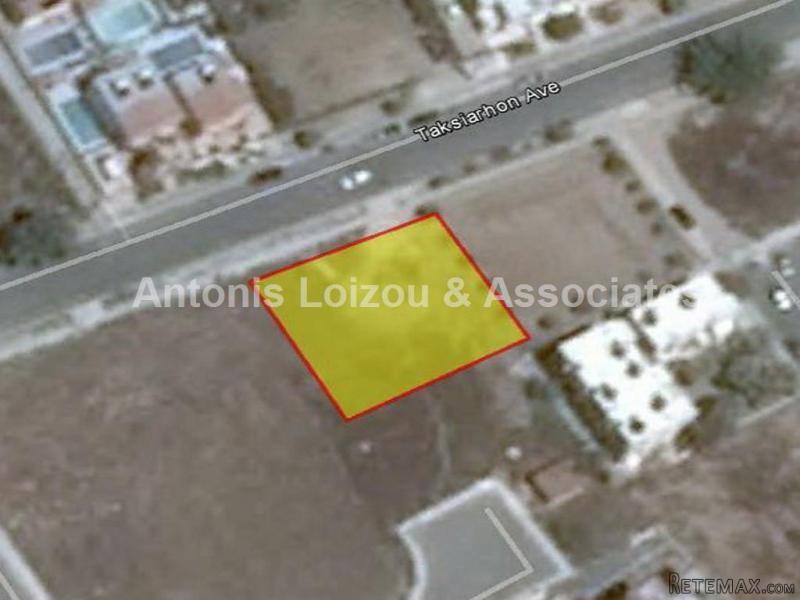 753 m2 plot in Universal