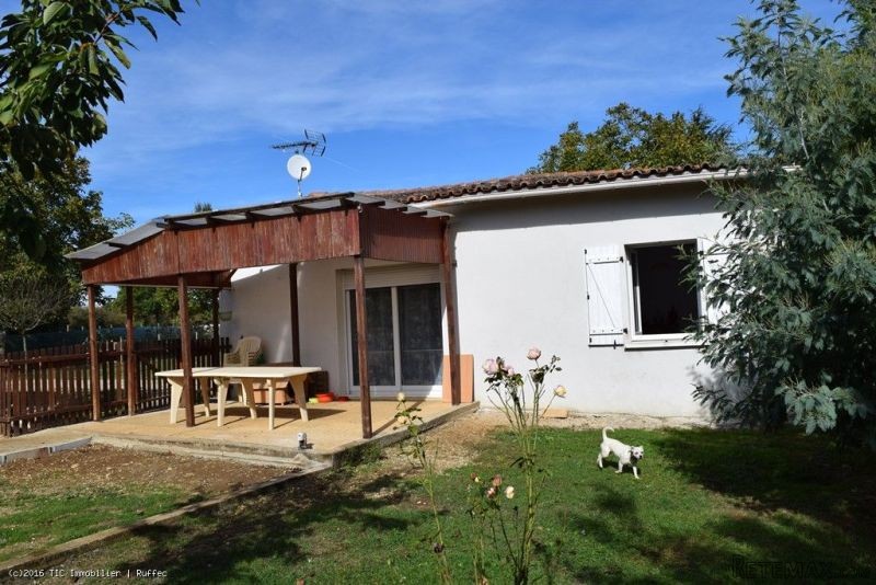 Single Level Property With 2 Bedrooms..