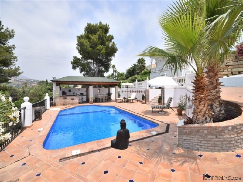 5 Bedroom Villa For Sale Situated In El..