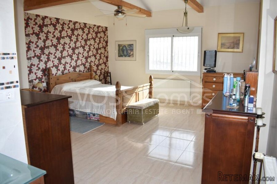 A very impressive, licenced, ready to go B&B with self.. - 11