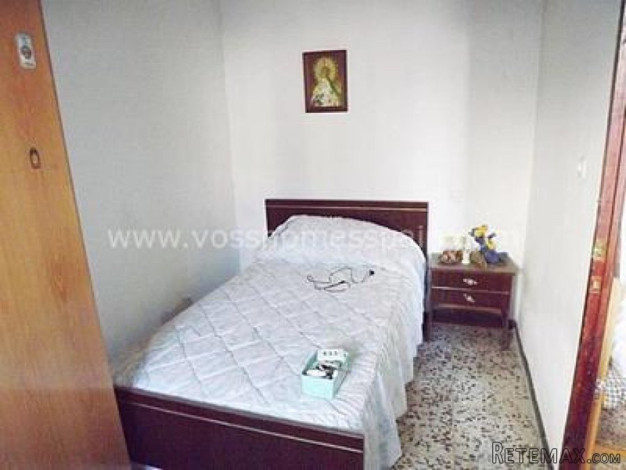 Large semi detached country property with approx 9,318m2.. - 11