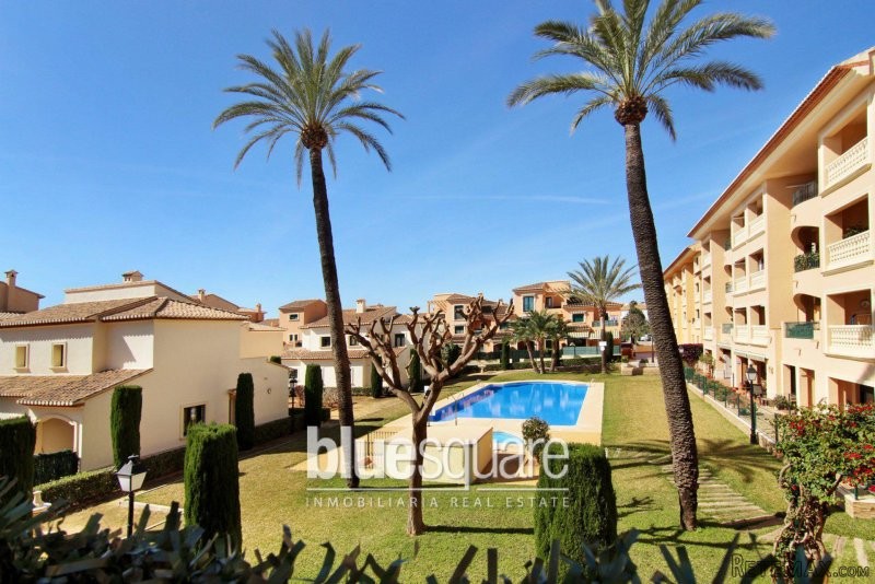 Magnificent semi-detached villa on one..