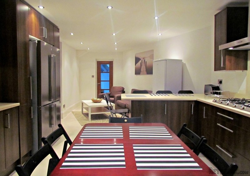 Single with double bed near Ealing.. - 2