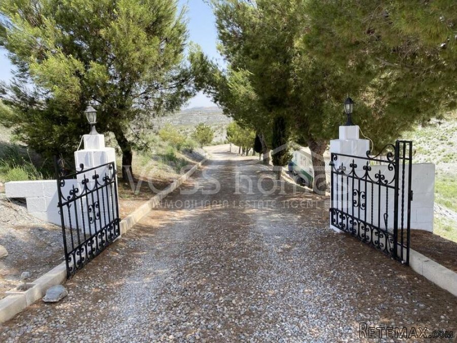 NEW & EXCLUSIVE LISTING TO VOSS HOMES - A spacious 169m2, 2.. - 12