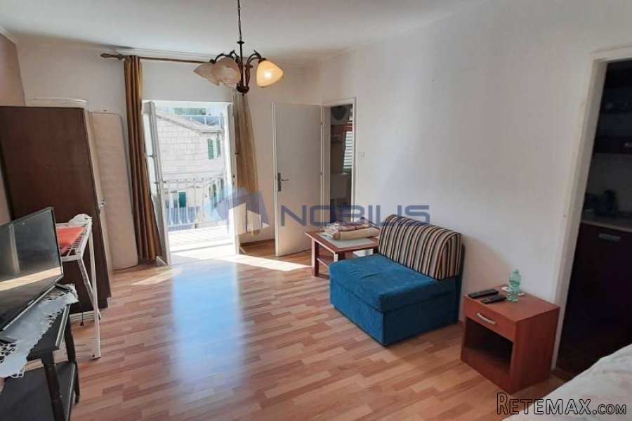Vis, kamena kuća 90 m2 u centru s dvorištem 30 m2 - 12
