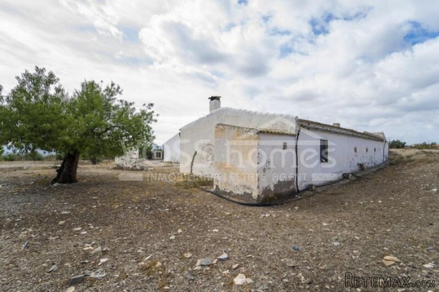 Large semi detached country property with approx 9,318m2.. - 13