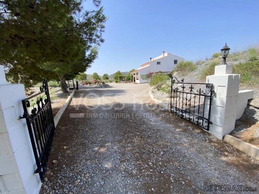 NEW & EXCLUSIVE LISTING TO VOSS HOMES - A spacious 169m2, 2.. - 13