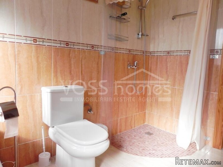 A very impressive, licenced, ready to go B&B with self.. - 14