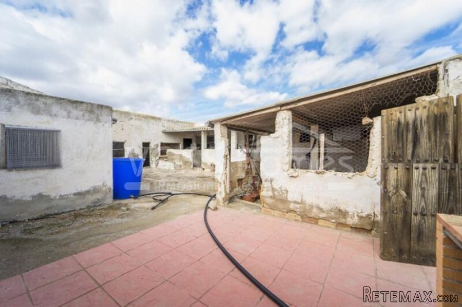 Large semi detached country property with approx 9,318m2.. - 14