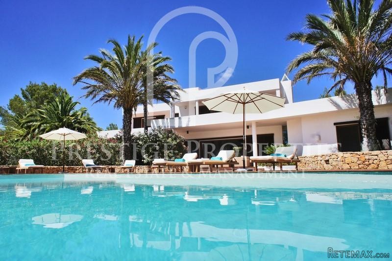 Large Villa in a secure location near..