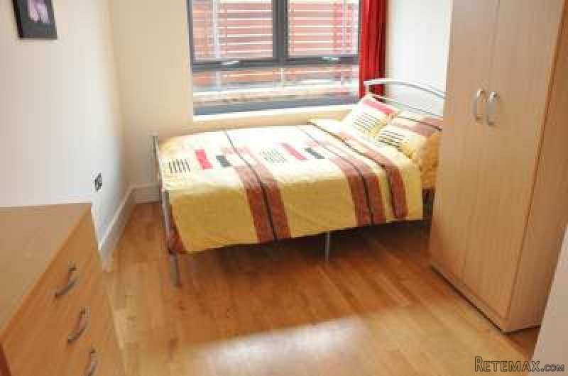 Single with double bed near Canary..