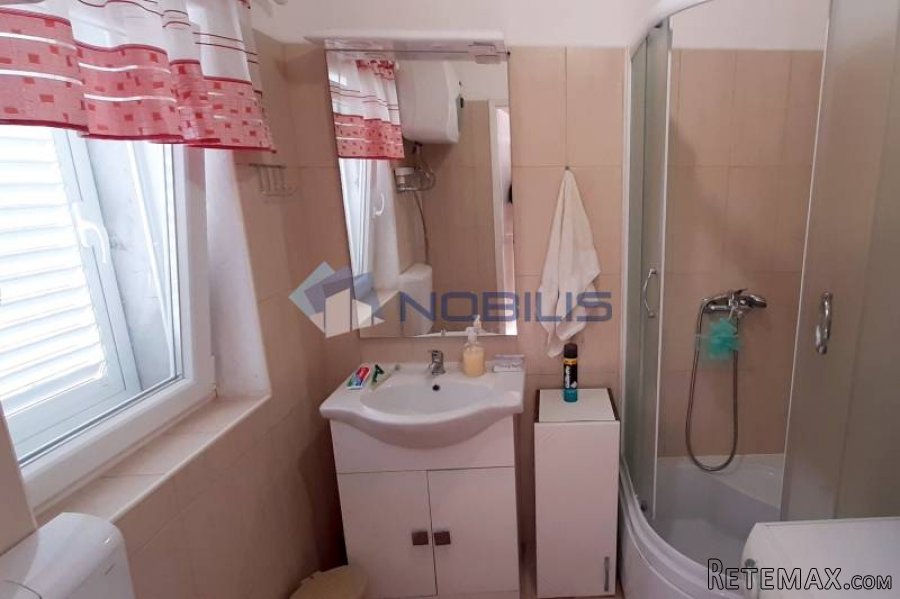 Vis, kamena kuća 90 m2 u centru s dvorištem 30 m2 - 14