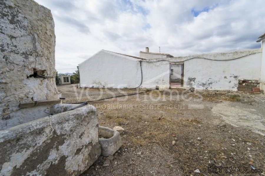 Large semi detached country property with approx 9,318m2.. - 15