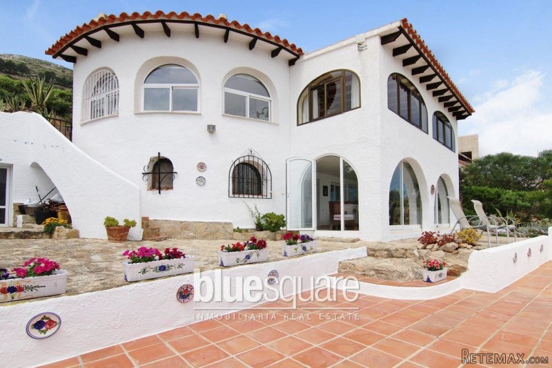 Superb villa with spectacular mountain..