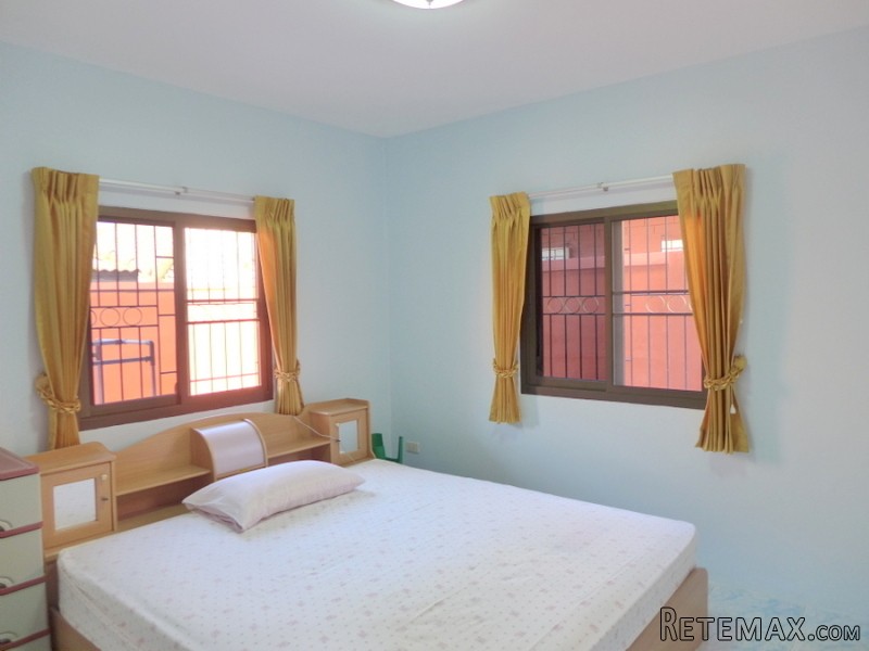 3 bedroom house in secure housing.. - 2