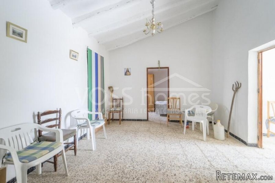 Large semi detached country property with approx 9,318m2.. - 16