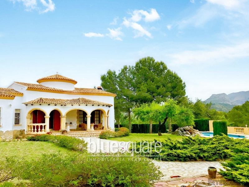 Unique 3-bedroom Villa on an extremely..