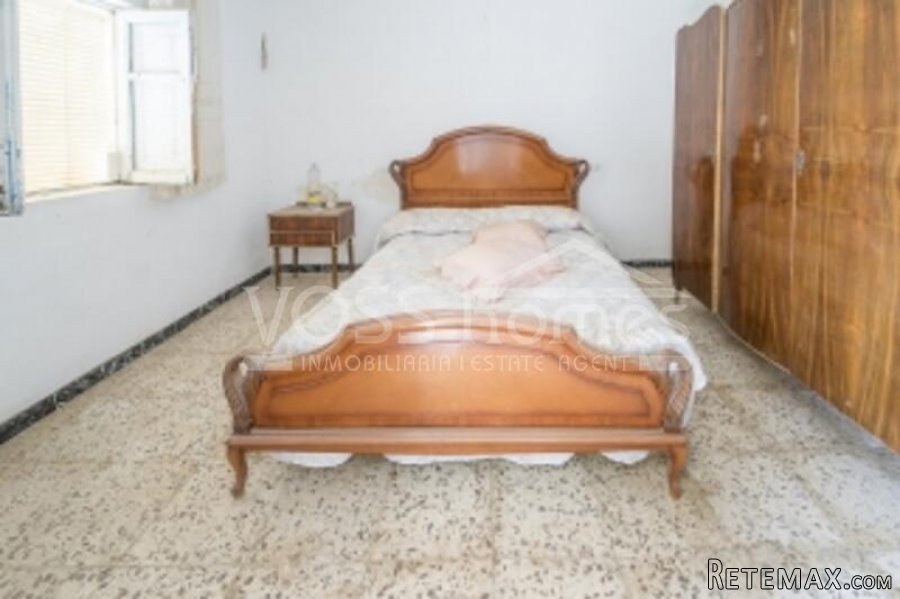 Large semi detached country property with approx 9,318m2.. - 17