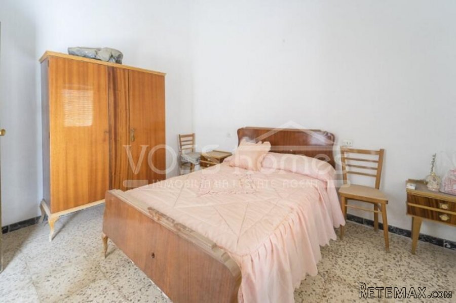 Large semi detached country property with approx 9,318m2.. - 18