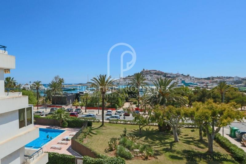 Lovely apartment in first line of the..
