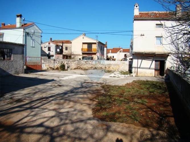 ISTRA, PULA OKOLICA, kamena kuća za velikim dvorištem