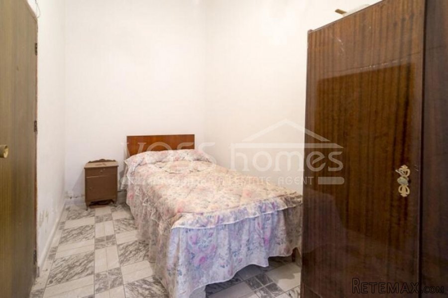 Large semi detached country property with approx 9,318m2.. - 19