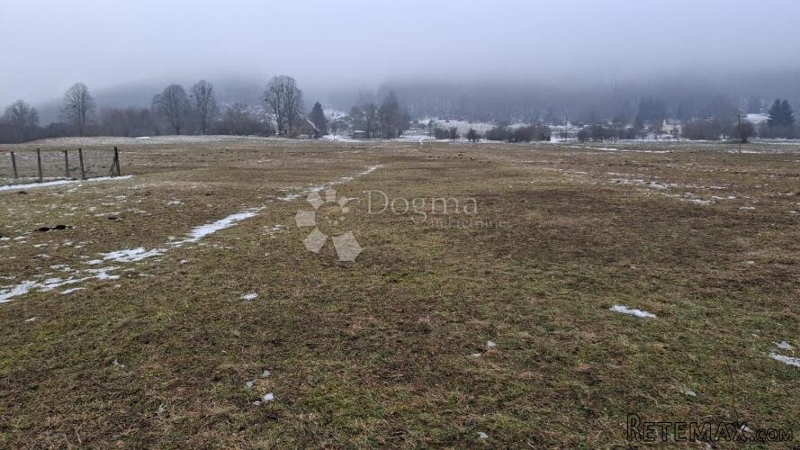 PRODAJE SE GRAĐEVINSKO ZEMLJIŠTE KORENICA