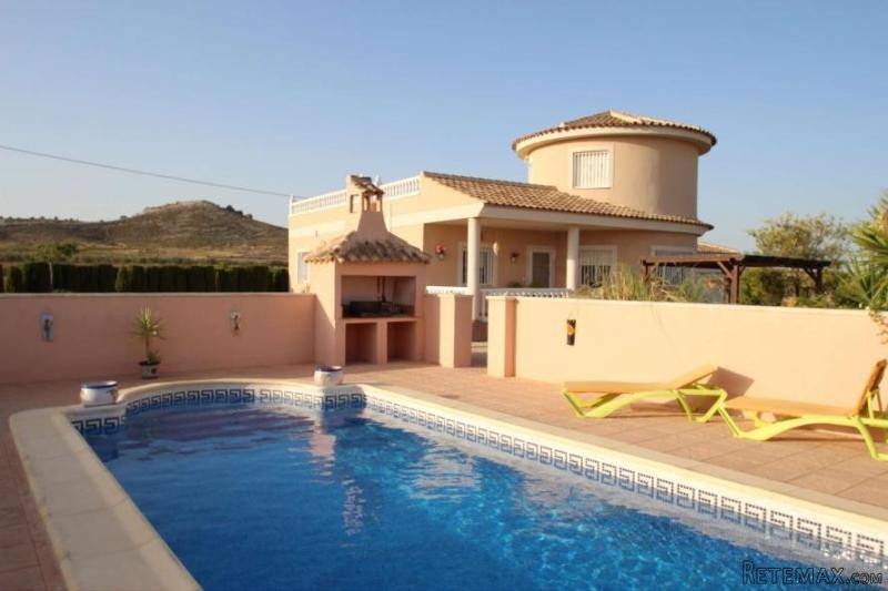 4 bed villa with pool in Cadana del..