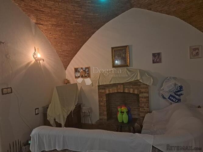 Mali Lošinj - starina blizu luke - 2