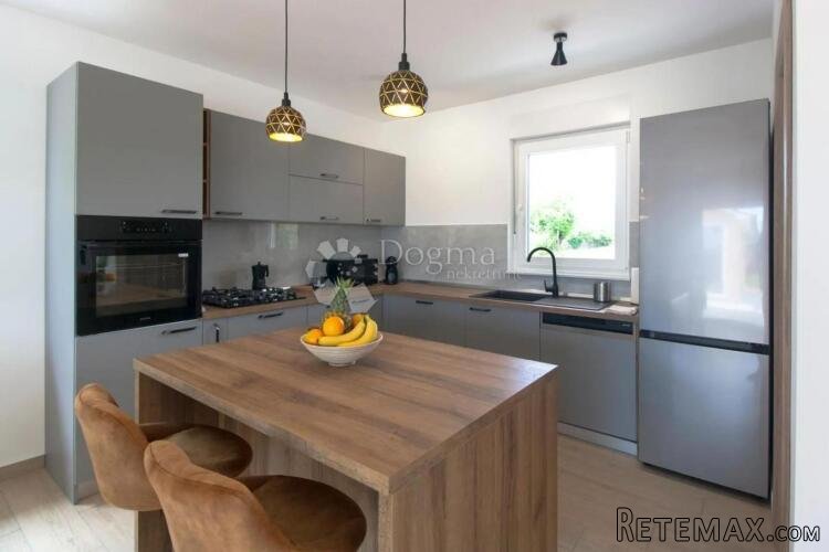 VILLA SA BAZENOM, KONOBOM I 3800m2 OKUĆNICE - 2