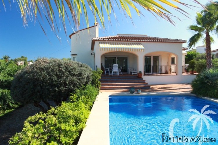 Well located villa built in 2002 with private pool of 10x5m.. - 2