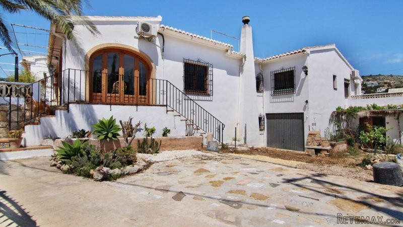 Finca style house close to the old town..