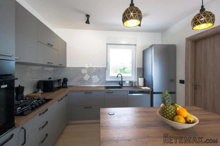 VILLA SA BAZENOM, KONOBOM I 3800m2 OKUĆNICE - 3