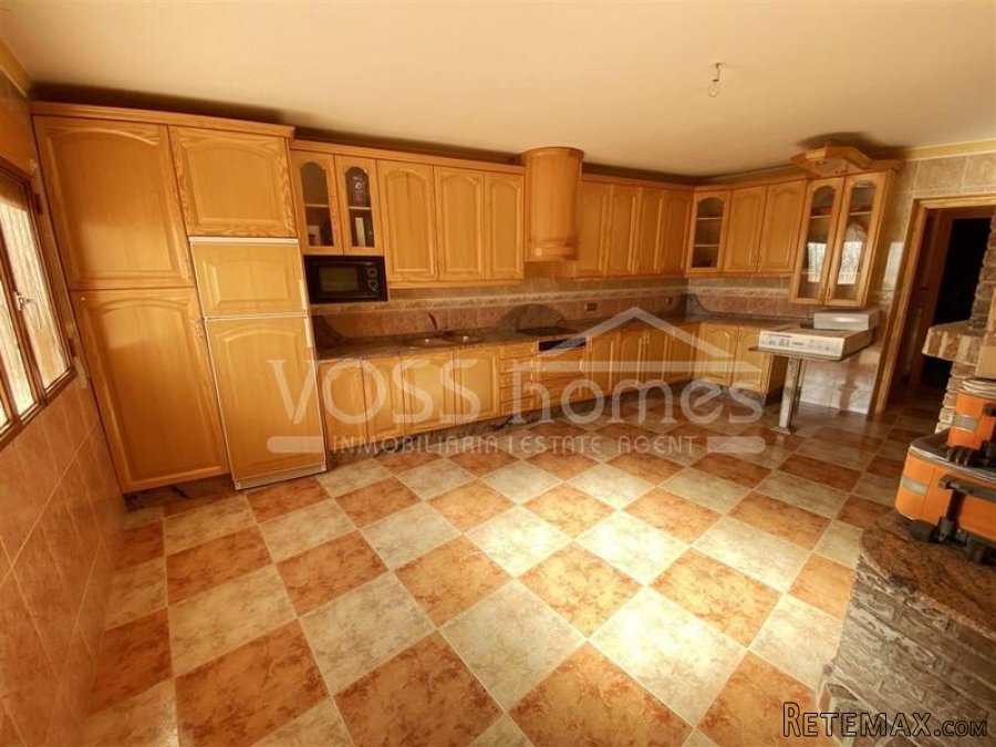 NEW LISTING TO VOSS HOMES - A large 5 bed, 3 bath Village.. - 6