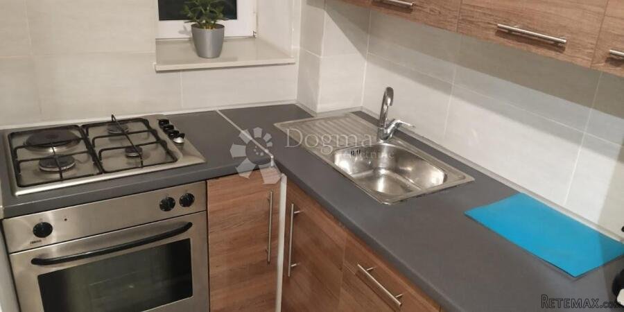Kuća sa 3 apartmana - 40m od mora!