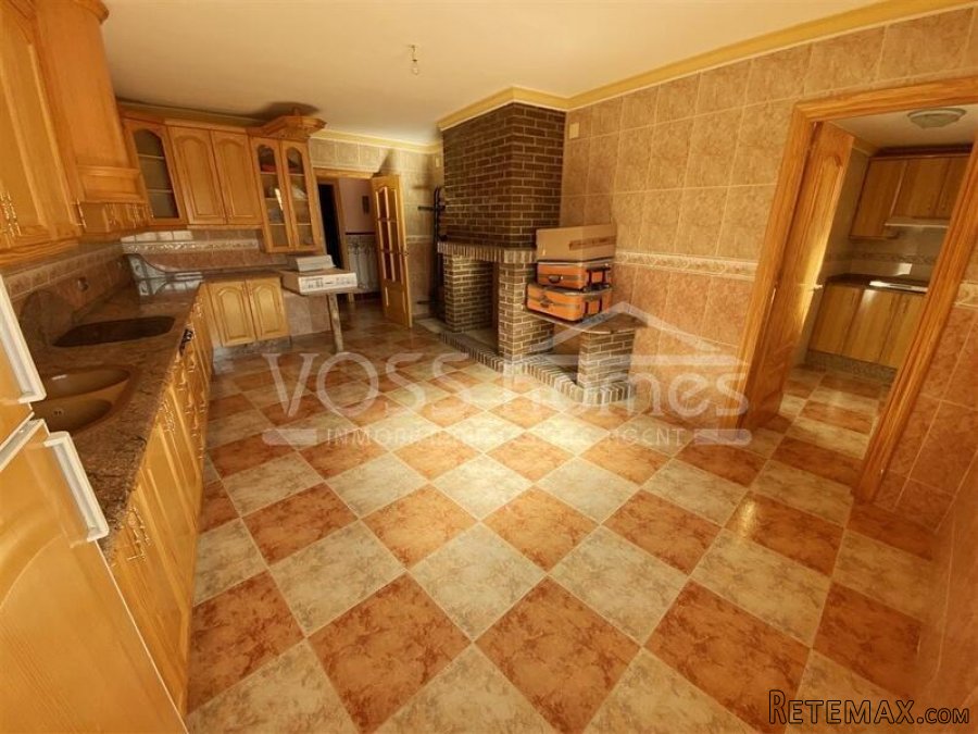 NEW LISTING TO VOSS HOMES - A large 5 bed, 3 bath Village.. - 7