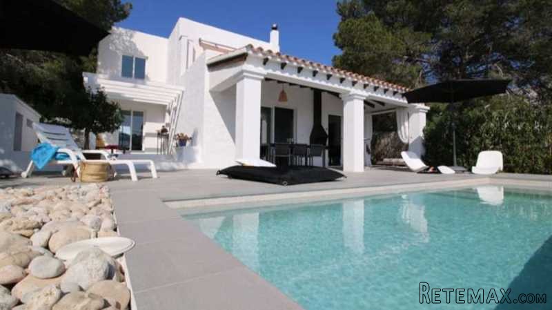 Renovated villa with pool close to the..
