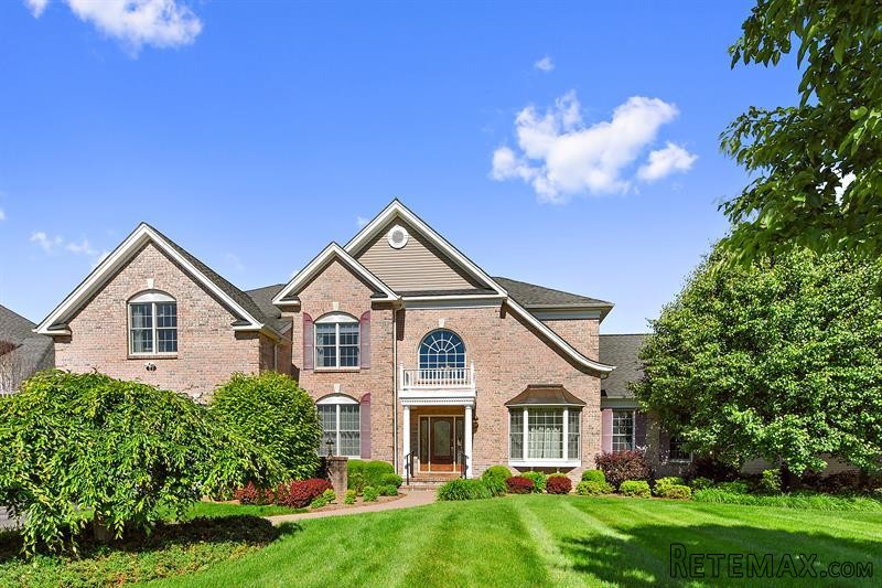 4 bedroom House For Sale: 6 Chiusa Lane..