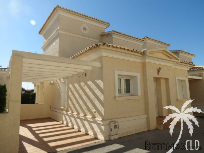 This villa is located in a quiet community, 1km from the.. - 2