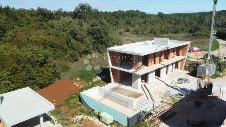 Moderna Vila na Atraktivnoj Lokaciji