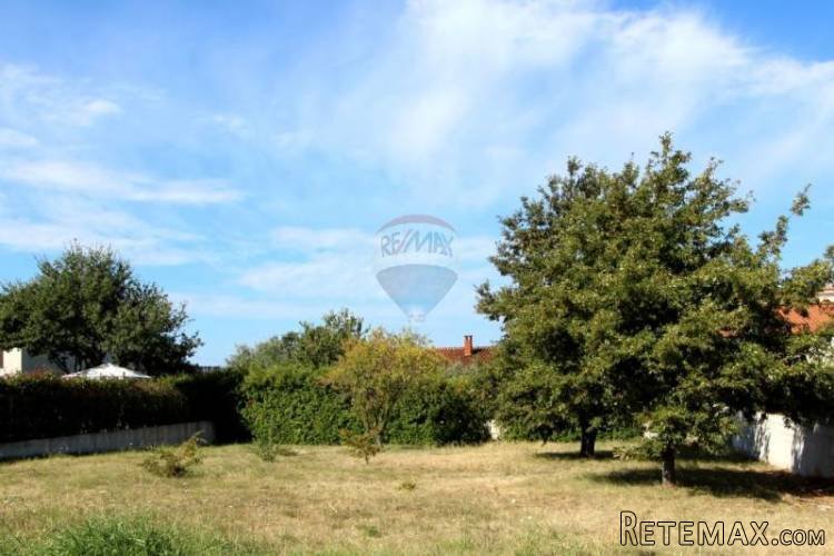 Građevinska parcela - uređena - 708m2 za izgradnju kuće - 2
