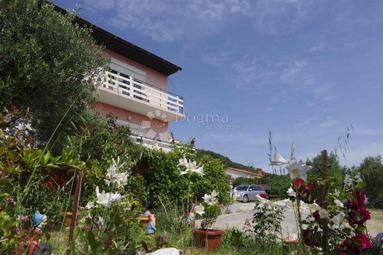 OTOK RAB KUĆA SA 5 APARTMANA