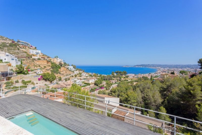 Modern and luxurious villa in one of..