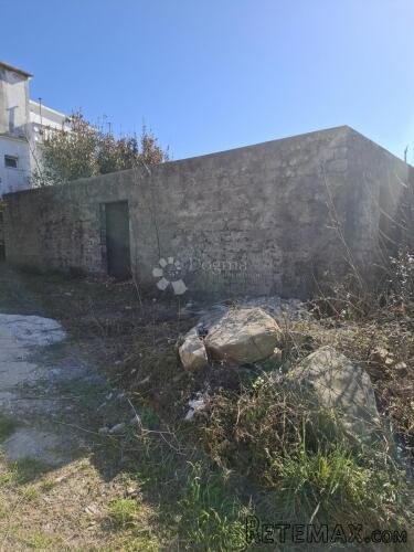 Nedovršena kuća 150 m od plaže