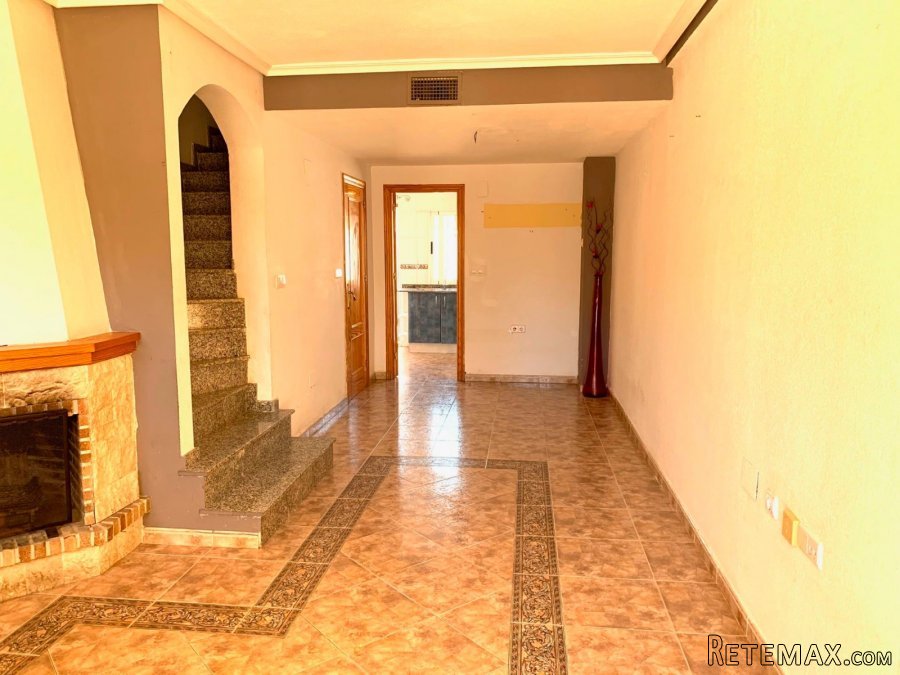 Casa adosada, se distribuye en tres plantas, con un patio.. - 2
