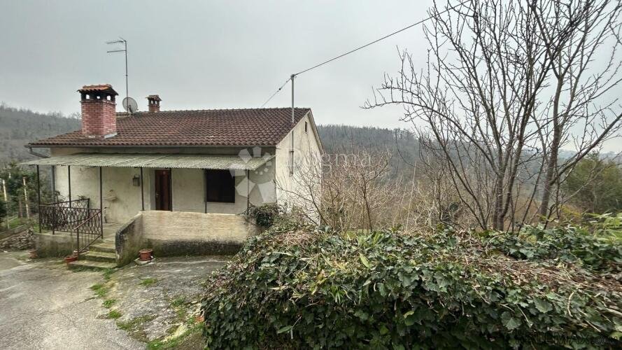 Kuća za renovaciju s terasom s koje nećete željeti otići!