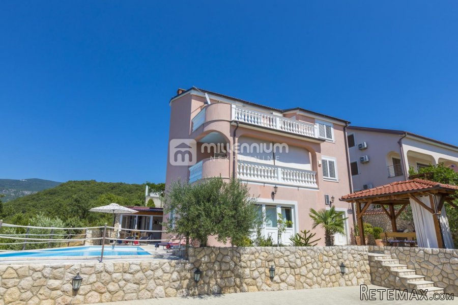 Selce, 344m2, samostojeća kuća s tri stana i bazenom - 2